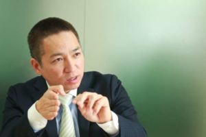 拯救過Dell、可口可樂，郭台銘還曾想找他來救夏普！這個日本怪胎CEO怎麼做到的？