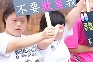 婦人排隊不耐煩竟羞辱「唐氏症員工」，他忍住怒氣「高EQ神回覆」讓大家都為他歡呼！