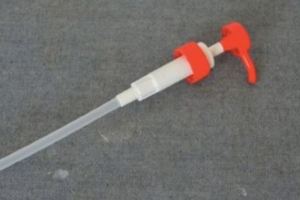 洗髮精用光「噴頭」先留下！管子切掉「貼在牆上」省去不少麻煩！