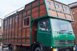 他「花20萬改裝運馬貨車」所有人笑他傻，結果看完「超完美內裝潢」照片後...大家都喊著我也要一台！