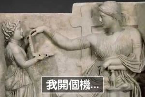 抓到時空旅行者！　古希臘雕塑竟出現「筆電」　還附兩個USB外接