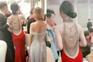 婚禮現場新娘穿露背婚紗，背影秒殺全場，轉身後驚艷了！