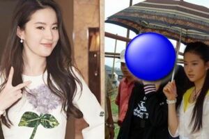 當年只能給劉亦菲當配角，給劉亦菲打傘的女孩，今天名氣超越了她！