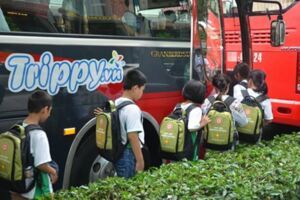 孩子國小畢旅「3天2夜4350元」，家長「PO行程表」詢問網友劃算嗎？大家一致認為「便宜到想參加」！