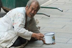 老實乞丐撿到錢包後待在原地等三天，不料卻遭失主興師問罪，當他一開口後嚇得對方跪下！