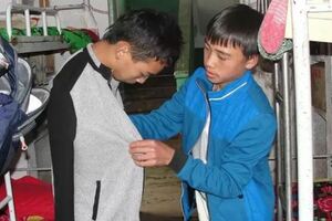 什麼叫「手足情深」？兄弟12年「共用」一雙手