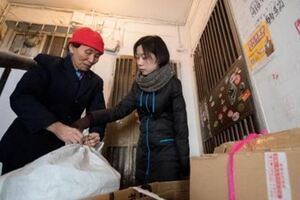 獨臂女棄嬰被好心奶奶收養25年，老人撿回收供她讀書