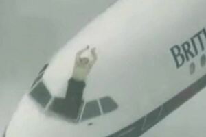 飛機起飛後擋風玻璃整塊飛走，機長慘被氣流捲出窗外，千鈞一髮之際他救了機上所有人！