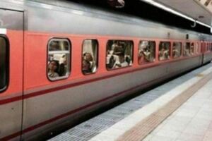 男友嫌我醜提分手，傷心去外地旅遊，火車上看到熟悉的身影我哭了