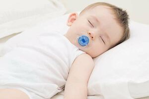 集資平台賣「嬰兒枕」稱可以睡出好頭型，兒科醫生出面打臉