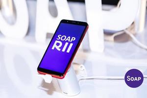 5.7英寸全面屏899元！SOAP R11馬賽紅和紅米Note 5A選哪個？