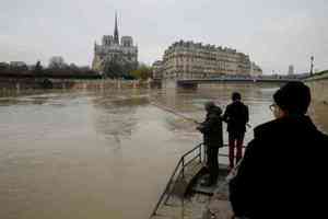 巴黎洪水泛濫房子被淹，民眾在洪水裡釣魚取樂 
