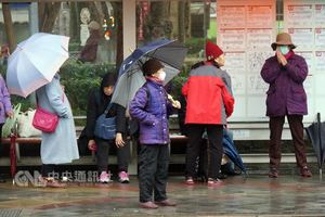 北台灣急凍探7度 高山降雪平地整天雨[影]