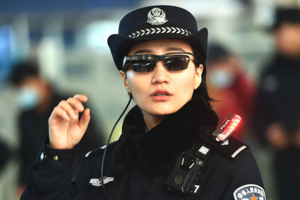 中國鐵路警察啟用智慧型眼鏡即時辨識人臉，今年已當場抓到30多名嫌犯