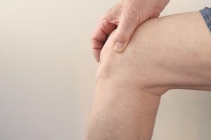 膝蓋退化，該做「關節鏡微創手術」嗎？運動醫師：有這個症狀就應該考慮