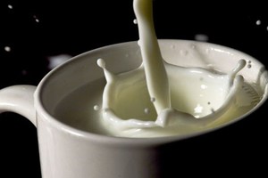7-11咖啡不是鮮奶，是用「冰磚乳」...喝了會傷身？營養師超完整分析「業務用乳」的秘密