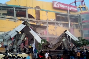 印尼蘇拉威西島規模7.7地震 民眾驚恐奔逃