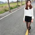 網友分享出一張正妹把胸放在桌上的照片，結果就引發暴動了…