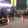 屁孩死定了！基隆市「改裝店」馬路旁突湧入大批警察，路人們全看傻了！沒想到他們竟然是要抓....