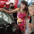 一位滿身汗味的老農走進汽車展示中心吹冷氣，被一位櫃檯小姐熱情的招待...沒想到農夫一口氣買了8 臺貨車，原來他的真正身份。。