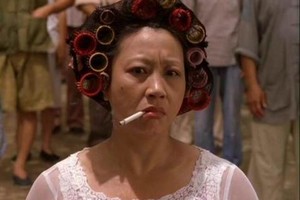 她是成龍師姐，息影十八年後演出包租婆創高峰！周星馳為請她竟……