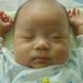 寶寶為何偏愛投降式睡姿，看到媽媽的解釋，網友笑出眼淚