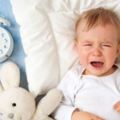科學解謎：為什麼小孩睡前會鬧覺？為什麼爸媽哄睡很有價值？