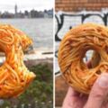 紐約竟然有人瘋狂做出義大利面甜甜圈販賣，結果客人咬下一口後。。。
