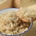 老人吃糙米穩定血糖、健補脾胃，營養師說：糙米蒸飯別犯這些錯誤