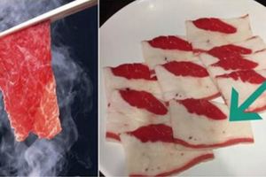 火鍋吃到飽，看到「這樣的肉」先別吃！內場人員爆料：「其實那白白的是……」根本不能上桌啊！