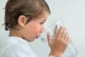 原來冬季喝水可以讓孩子變得更聰敏！4個小方法讓孩子愛上白開水