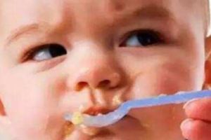 寶寶閉嘴推碗,不是不餓不想吃飯,其實寶寶是在告訴媽媽這件事