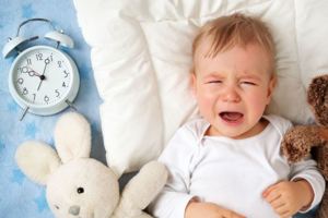 科學解謎：為什麼小孩睡前會鬧覺？為什麼爸媽哄睡很有價值？