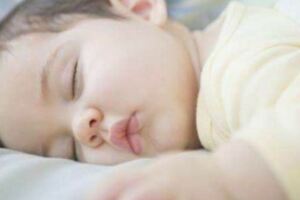 家長發現寶寶這樣睡覺要及時糾正，影響大腦發育和身高，別忽視
