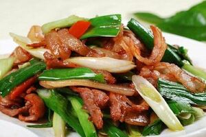 不管炒什麼肉，別再用澱粉了！改用這一「料」，炒的肉更嫩更香！