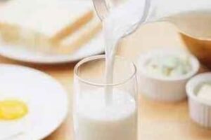 牛奶適合早晨喝、晚上喝、飯前喝、還是飯後喝？營養師告訴你答案