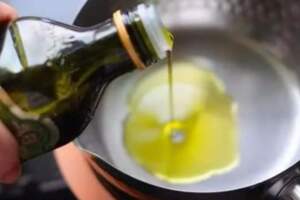 橄欖油適合拌冷盤，可以炒菜或燉肉嗎？不管好壞，每天吃油別太多