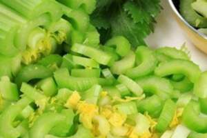 芹菜是蔬菜中的「膳食纖維之王」？有幾種蔬菜，都要比芹菜高