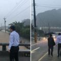 黃國昌全身濕透勘災網酸：有種東西叫雨衣