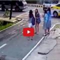 四名美女學生在路邊等車，注意「0.30秒」監控記錄下的這恐怖一幕！(視頻）