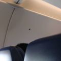 經常搭飛機的人有注意過機艙內部這個「三角形標誌」嗎？