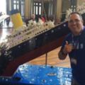 他花了120,000個樂高打造「沉沒中的鐵達尼號」，超細緻的細節讓大家直呼過癮！