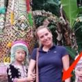 這個女子在泰國度假時，跟當地的民族兒童拍了一張合照！回家後她才發現自己竟拍下了「人性最醜惡的一麵」！
