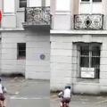 參觀19世紀建築，拍兒子騎腳踏車　驚見女鬼看著她們