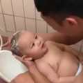 爸爸洗澡發出「噗噗」聲小寶寶魔性笑聲太療癒！
