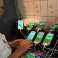 70歲「寶可夢阿伯」自備11支手機抓寶　老外看了他的裝備也膜拜