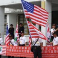 「台灣政府」民眾欲索回中興新村省府大樓升旗 與警對峙中