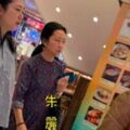 53歲朱麗倩發福難掩疲憊，和劉向蕙逛菜市場獲5人保護！