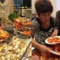 台灣貴婦「去泰國吃自助餐」被老闆怒轟出門！看到她的鴨霸吃法，網友：臉丟到國外！