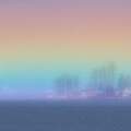 是七彩小鎮！攝影師拍下「彩虹籠罩湖面」　夢幻奇景網驚嘆：根本童話世界